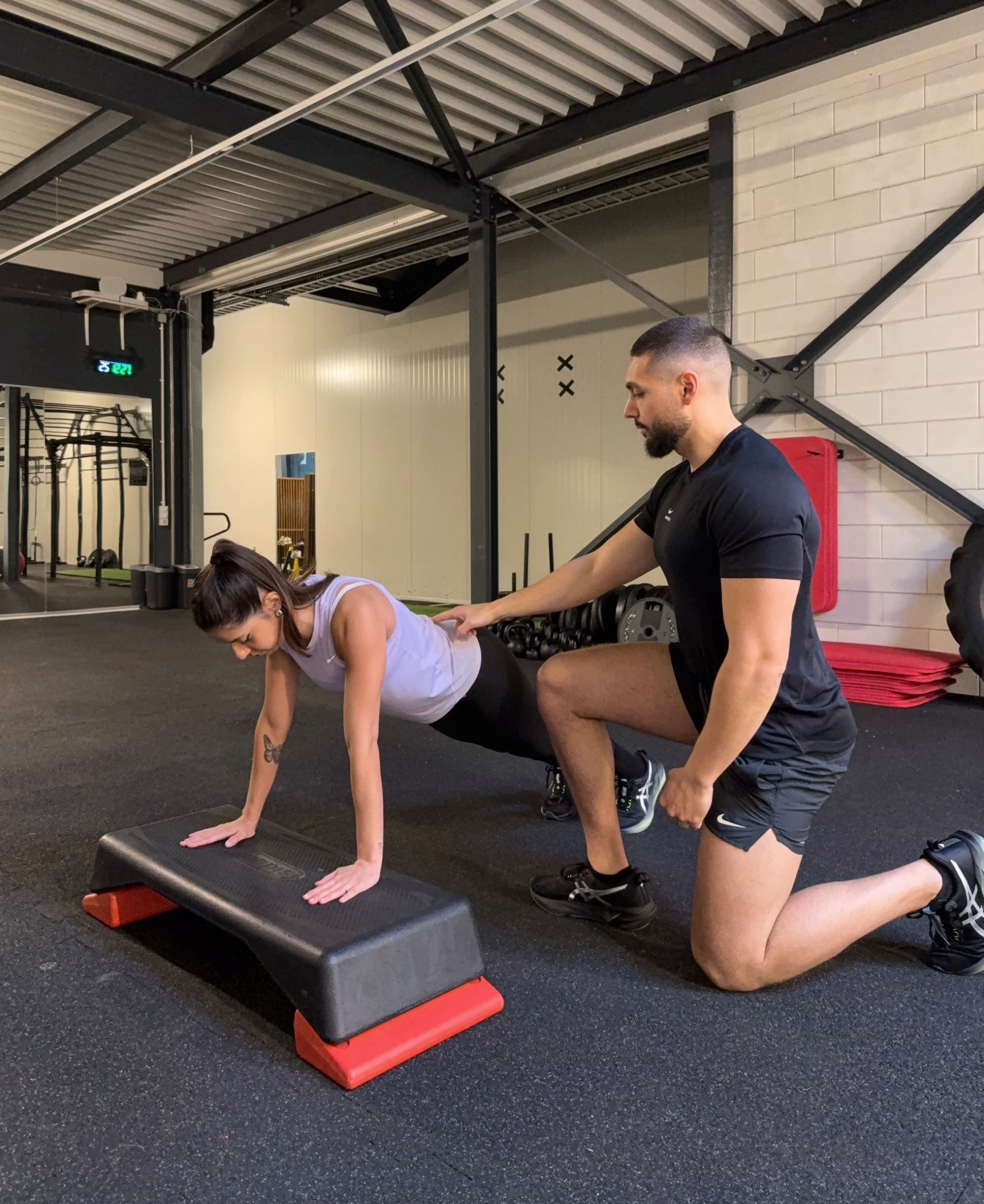 Bilal corrigeant Lisa sur les pompes